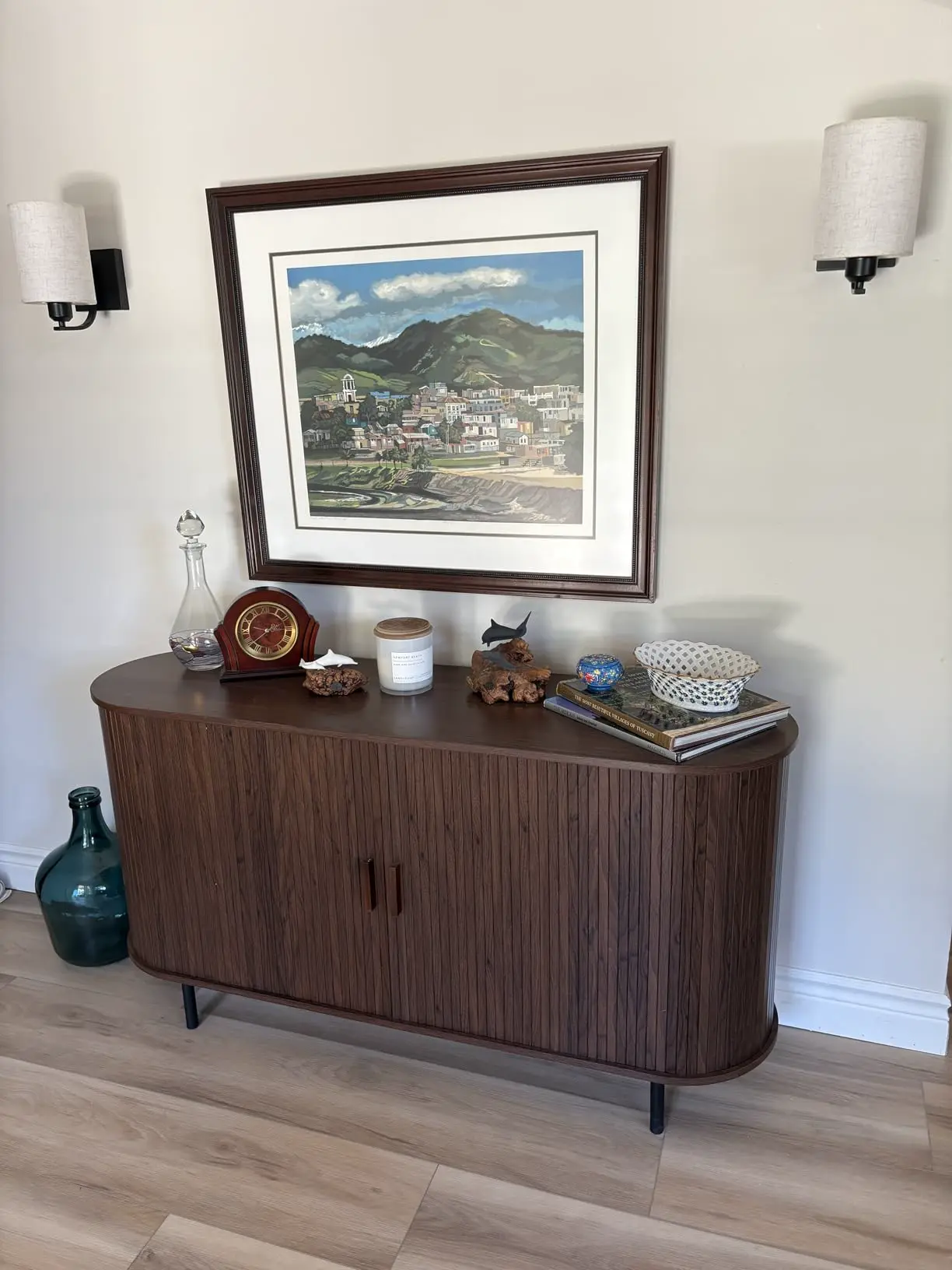 Bufet modern cu uși glisante în living